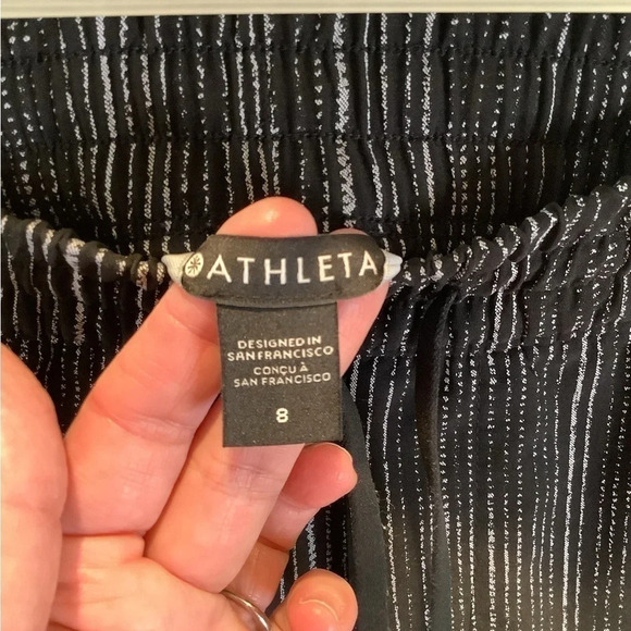 Gorgeous Athleta Sz 8 Athletic Shorts - Picture 4 of 5